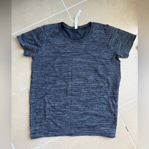 Lululemon women’s workout tshirt